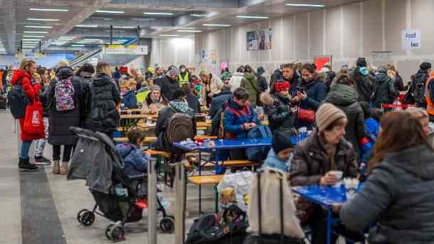 Erstversorgung von Geflüchteten in Berlin: Fast 200.000 Menschen aus der Ukraine sind in Deutschland seit Beginn des Kriegs registriert worden. (Quelle: imago images/Marius Schwarz)