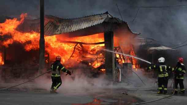 Feuer auf dem Markt in Charkiw: Auch Häuser in der Nachbarschaft sollen in Brand geraten sein. (Quelle: Reuters/Oleksandr Lapshyn)