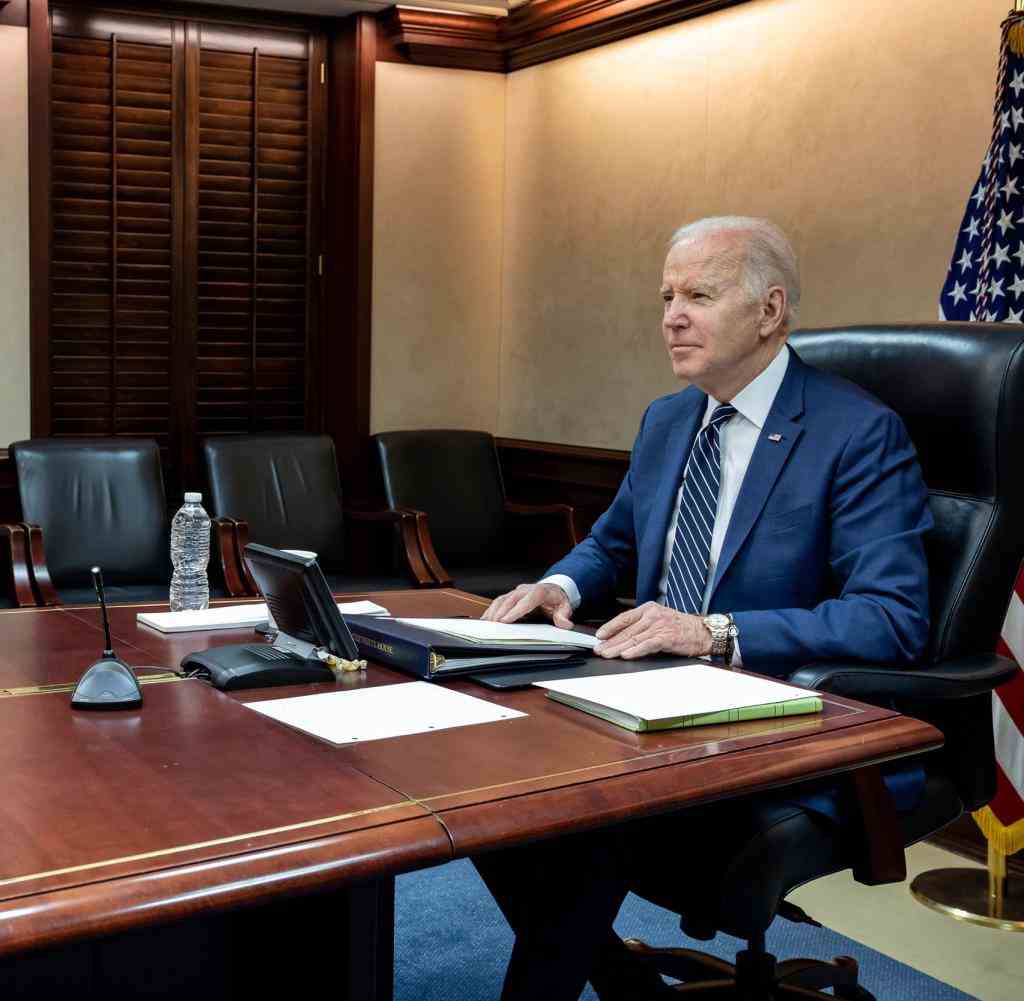 Das vom Weißen Haus bereitgestellte Foto zeigt US-Präsident Biden im Video-Telefonat mit Chinas Präsident Xi