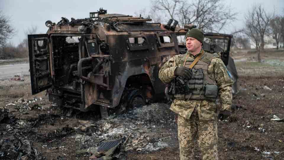 Bistrik Andriy: The commander of the Territorial Defense Forces inspects a burnt-out military vehicle south of Zaporizhia - the Russian troops are about a kilometer away