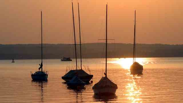 Celebrity tips for Munich and the region: A place to relax is also the Ammersee with its picturesque sunsets, like here in Herrsching Bay.