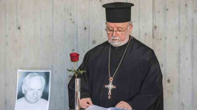 Interreligious service: Apostolos Malamoussis, Archpriest of the Ecumenical Patriarchate in Munich, speaks a prayer for peace for Ukraine in the Evangelical Church of Reconciliation