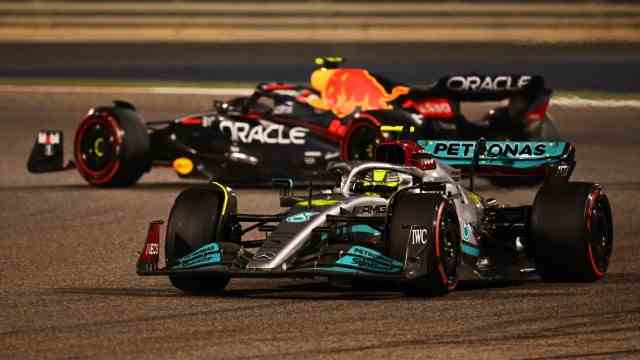 Formula 1 in Bahrain: Surprising obstacle: Lewis Hamilton (front) passes Sergio Perez whose Red Bull spins, forcing him to retire.