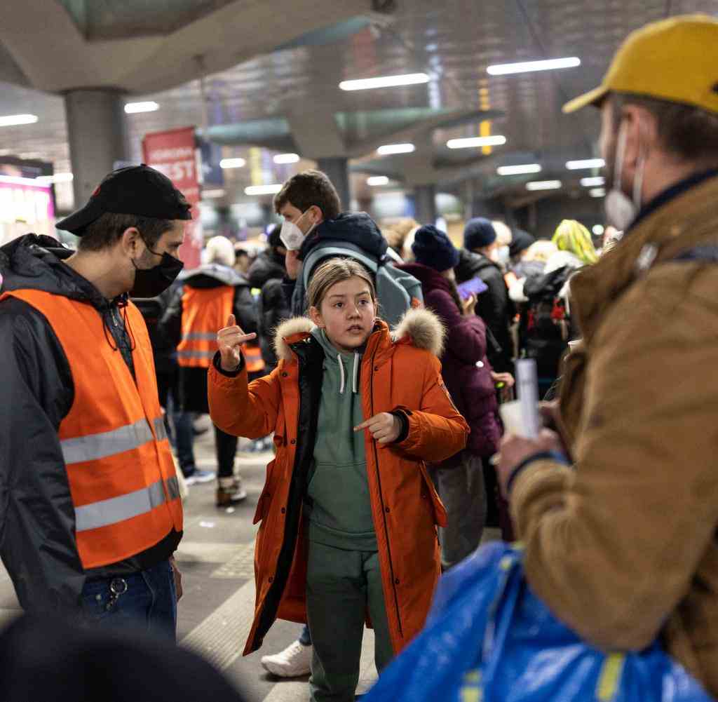Refugees arrive at Berlin Central Station: the situation there continues to be chaotic