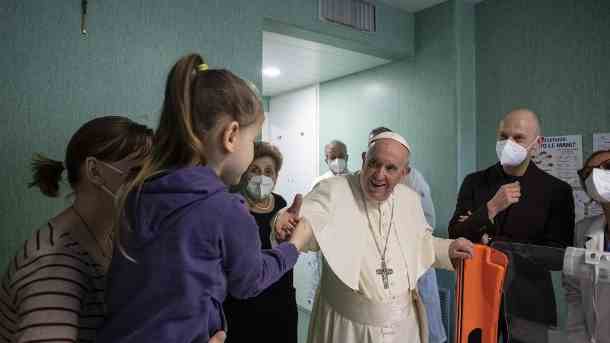 Papst Franziskus beim Besuch ukrainischer Geflüchteter in einem italienischen Krankenhaus: "So viele Kinder und Schwache sterben unter den Bomben."  (Quelle: dpa/Vatican Media)