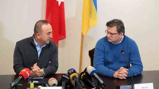 Der türkische Außenminister Mevlut Cavusoglu (l.) und sein ukrainischer Amtskollege Dmytro Kuleba: Russland und die Ukraine verhandeln in der Türkei.  (Quelle: imago images/Alona Nikolayevych)