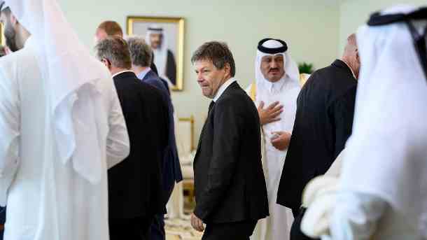Robert Habeck in Doha: Der Bundeswirtschaftsminister verkündet Erfolge aus Katar.  (Quelle: dpa/Bernd von Jutrczenka)