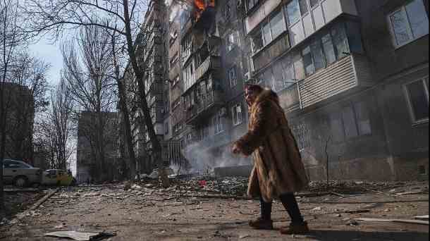 Brennendes Wohnhaus in Mariupol: Die Stadt ist schwer umkämpft.  (Quelle: imago images/Evgeniy Maloletka/AP)