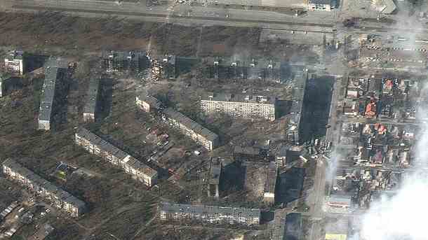 Satellitenbilder zeigen zerstörte Gebäude in der ukrainischen Stadt Mariupol. (Quelle: Reuters/Maxar Technologies)