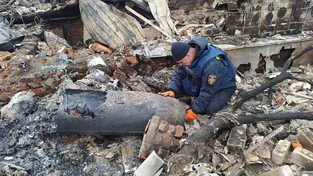Sicherheitspersonal untersucht in Mykolaiv Bombenreste (Archivbild): Die Stadt liegt vor der großen Hafenstadt Odessa und ist heftig umkämpft. (Quelle: imago images/Ukrainian State Emergency Servic)
