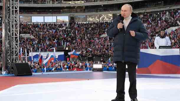 Wladimir Putin spricht vor Anhängern in Moskau: Der ukrainische Präsident Wolodymyr Selenskyj hat den Propaganda-Auftritt in einem Sportstadium scharf kritisiert. (Quelle: Reuters/Sputnik/Ramil Sitdikov/Kremlin)