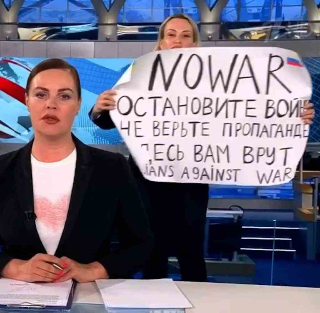 Die Journalistin Marina Ovsyannikova hält ein Schild mit der Aufschrift „Nie wieder Krieg“ in die Kamera