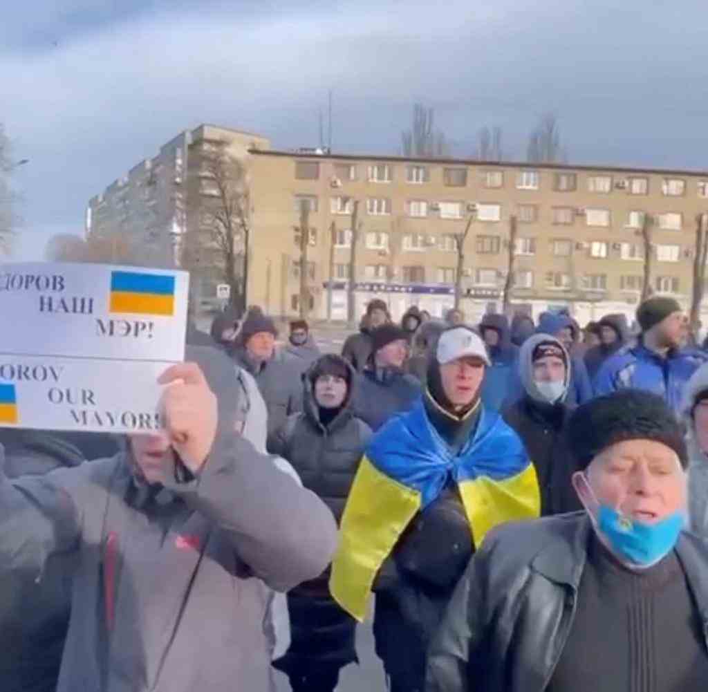 Mut der Verzweiflung: Bürger und Bürgerinnen protestieren in Melitopol, nachdem russische Soldaten ihren Bürgermeister verschleppten