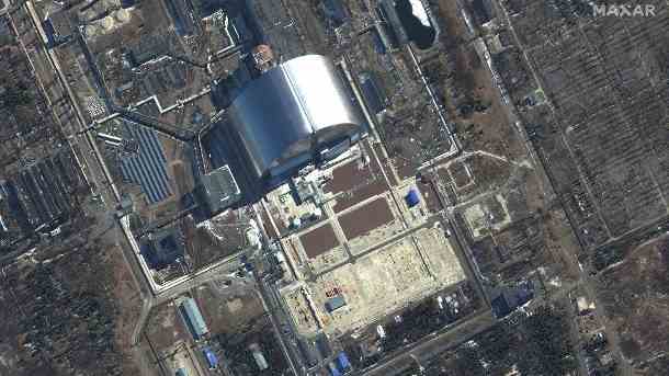 Ein Satellitenbild zeigt den Sarkophag von Tschernobyl: Um das stillgelegte AKW soll es brennen.  (Quelle: Reuters/Maxar Technologies)