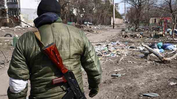 Russischer Soldat in Mariupol (Foto vom 20. März 2022): Die Vorräte der Armee gehen wohl offenbar langsam zu Ende. (Quelle: imago images/ITAR-TASS)