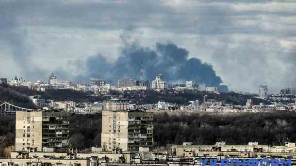 Rauch steigt auf über Kiew: Immer wieder ertönen in ukrainischen Städten Alarmsirenen wegen russischer Bombardements. (Quelle: imago images/Evgen Kotenko)
