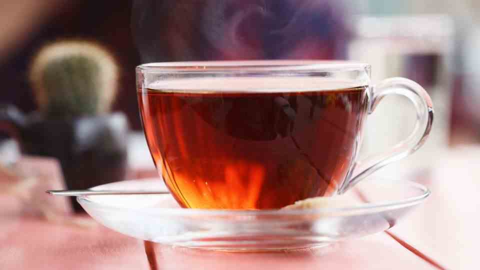 1. Tea has a stimulating effect An alternative to coffee can be black or green tea.  It also contains caffeine, which has a stimulating effect and helps in an acute performance slump.  Mate tea is said to have a similar effect.  The drink is made from the dried leaves of mate tea and is particularly popular in South America.