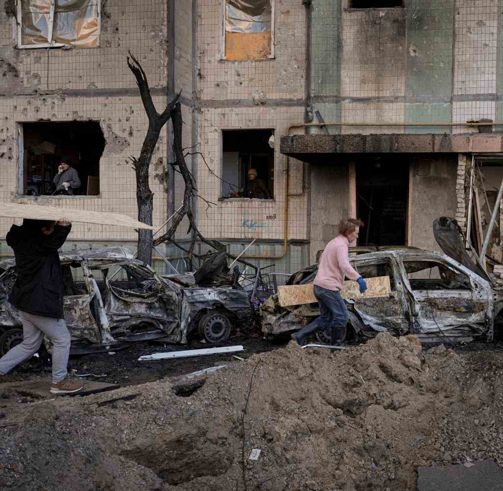 Menschen im völlig zerstörten Mariupol