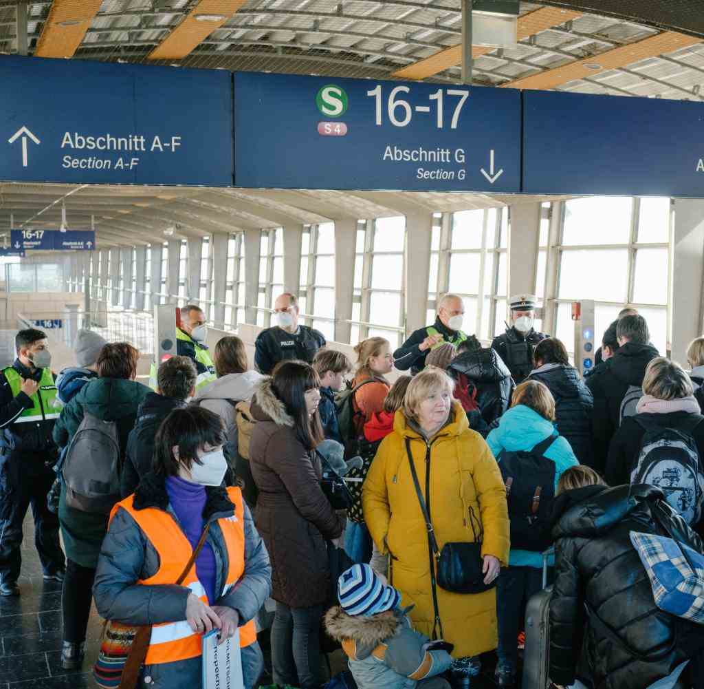 Hannover Messe: Geflüchtete aus der Ukraine warten vor einem überfüllten Bahnsteig auf die Weiterfahrt zum Hauptbahnhof