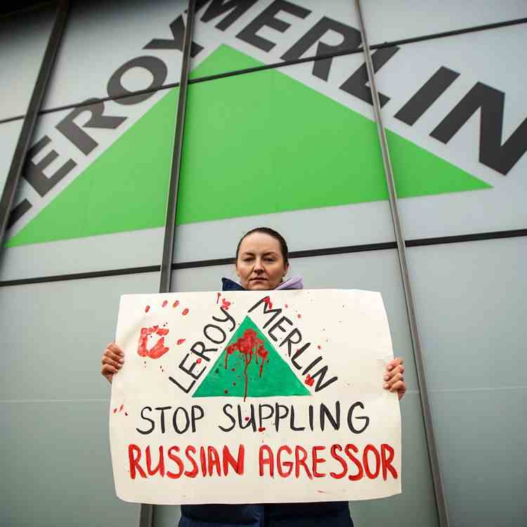 Des dizaines de personnes manifestent au pied d'un magasin Leroy Merlin à Gdansk (Pologne) le 19 mars 2022 pour protester contre le maintien de l'activité du groupe français en Russie. (MICHAL FLUDRA / NURPHOTO / AFP)