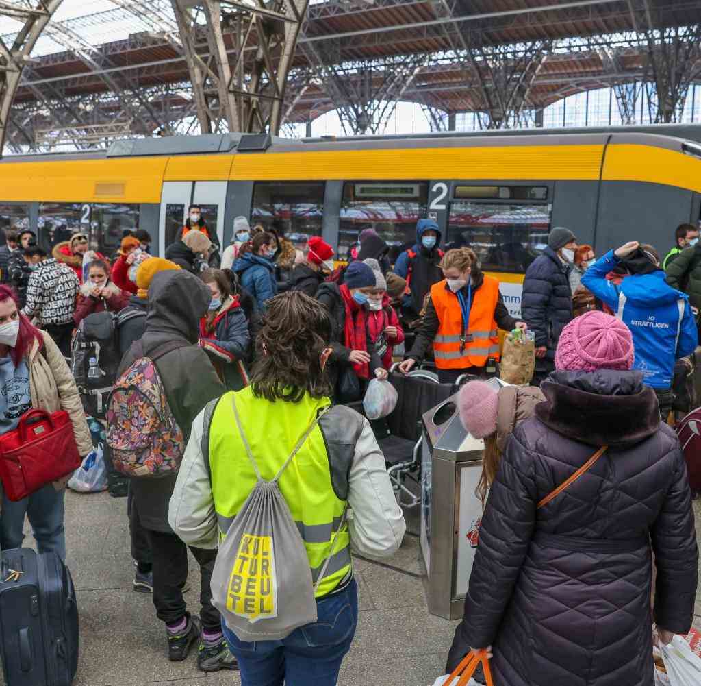 Flüchtlinge steigen aus einem Sonderzug auf dem Leipziger Hauptbahnhof