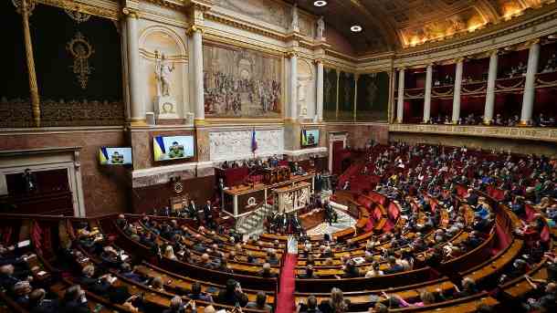 Wolodymyr Selenskyj, Präsident der Ukraine, hält per Videoübertragung eine Rede vor den Abgeordneten der französischen Nationalversammlung. (Quelle: AP/dpa/Francois Mori)