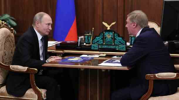 Putin und Tschubais (Archiv): Der Sonderbeauftragte für Beziehungen zu internationalen Organisationen soll das Land bereits verlassen haben.  (Quelle: imago images/Itar-Tass)