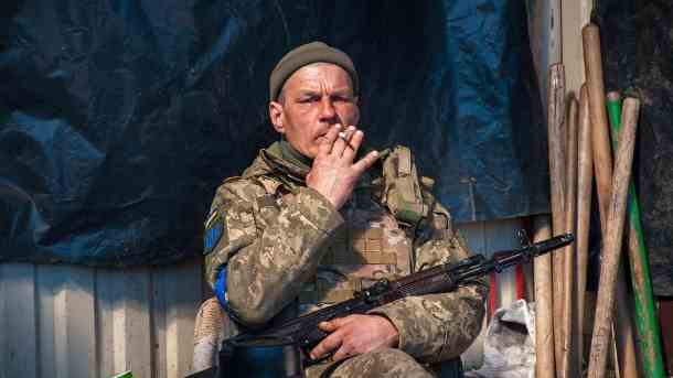 Ein ukrainischer Soldat ruht sich an seinem Standort aus und raucht eine Zigarette. (Quelle: dpa/Andrew Marienko)