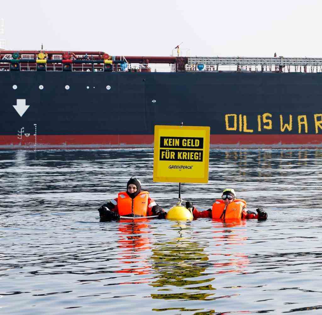 Aktivisten von Greenpeace demonstrieren vor einem Schiff, das russisches Öl transportiert.