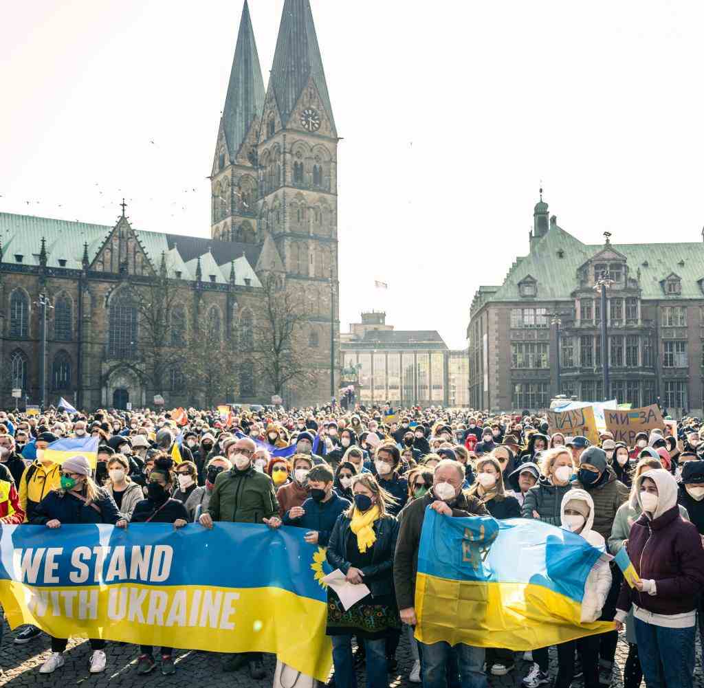 Menschen auf der Friedenskundgebung am vergangenen Sonntag in Bremen