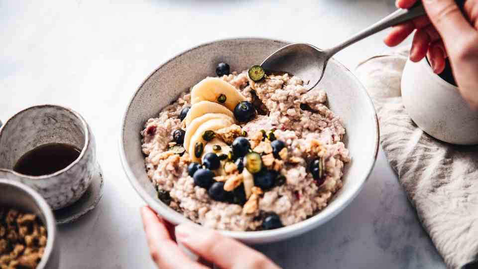 Porridge has been an absolute highlight on the breakfast table for some time.  The all-rounder can be prepared in a variety of ways, from oat flakes, fresh fruit and nuts, it can be prepared as an overnight oat the night before or cooked fresh in the morning.  Have you ever tried the oatmeal savory?  Here's the recipe!