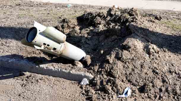 Russische Rakete in Charkiw: Teils soll mehr als die Hälfte der abgefeuerten russischen Waffen fehlerhaft sein. (Quelle: AP/dpa/ Efrem Lukatsky)