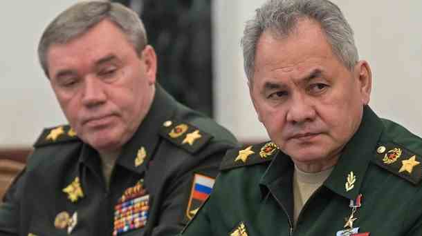 Waleri Gerassimow (l.) und Sergej Schoigu: Der Chef des Generalstabs und der Verteidigungsminister sind offenbar nicht nur aus der Öffentlichkeit verschwunden. (Quelle: imago images)