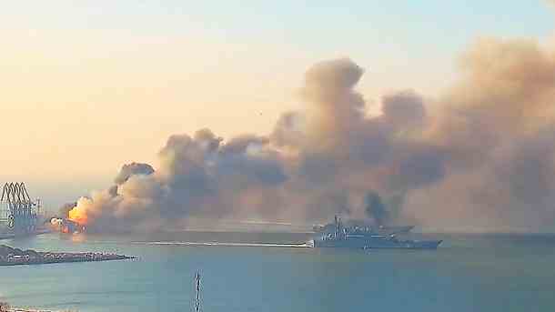 Explosion in Berdjansk: Das ukrainische Militär hat ein russisches Kriegsschiff getroffen. (Quelle: dpa/Ukrainisches Militär/ZUMA Press Wire Service)