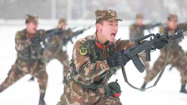 Chinesische Soldaten beim Training: Bisher ist die chinesische Unterstützung für Putin im Ukraine-Krieg politisch, aber das könnte sich ändern.  (Quelle: imago images)