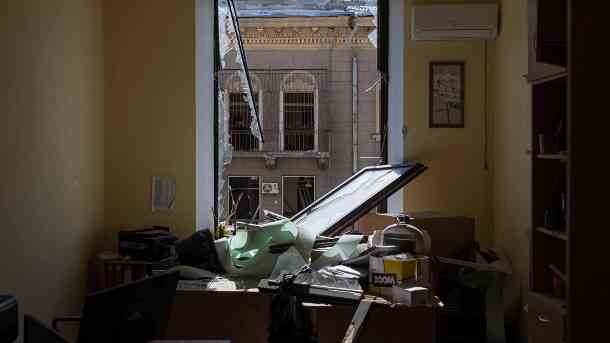 Zerstörtes Haus in Charkiw: Die Stadt steht seit Tagen unter russischem Beschuss.  (Quelle: imago images/NurPhoto)