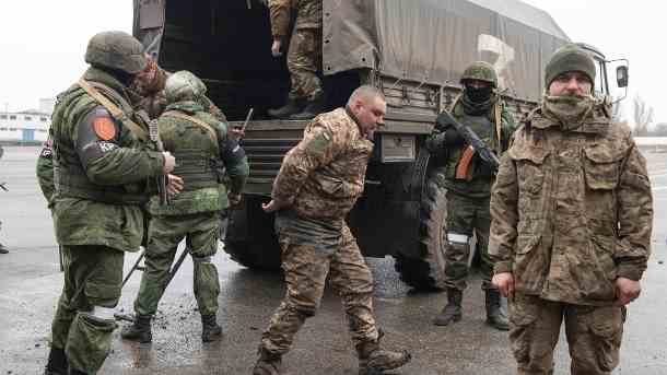 Ukrainische Soldaten Ende Februar in russischer Gefangenschaft: Die Angaben zu Gefangenenaustauschen widersprechen sich.  (Quelle: imago images/Valery Melnikov)