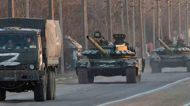 Russische Truppen in Mariupol: Die EU wirft dem Militär offenbar Kriegsverbrechen vor. (Quelle: dpa/Maximilian Clarke)