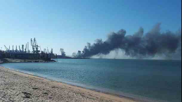 Explosion in Berdjansk: Die ukrainische Marine hat offenbar ein russisches Schiff zerstört. (Quelle: dpa/Uncredited/AP)