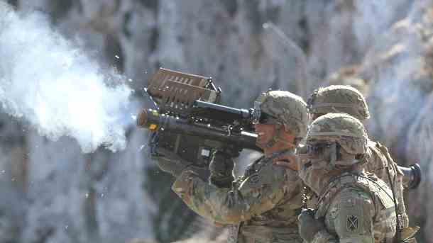 Soldaten schießen eine "Stinger"-Rakete ab (Symbolbild): Die amerikanischen Waffen sind in der Ukraine besonders begehrt. (Quelle: imago images/Marine Corps)