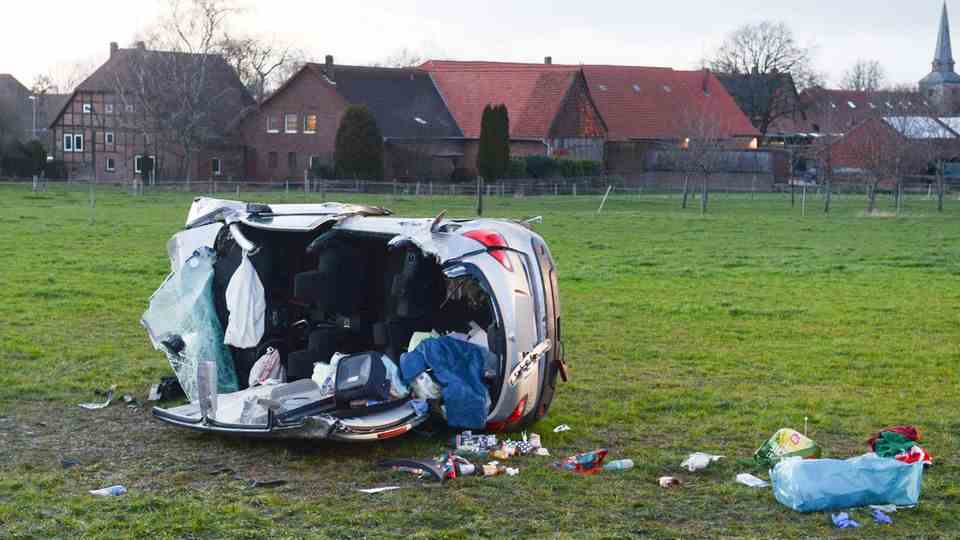 A destroyed car lies on a meadow in Barsinghausen