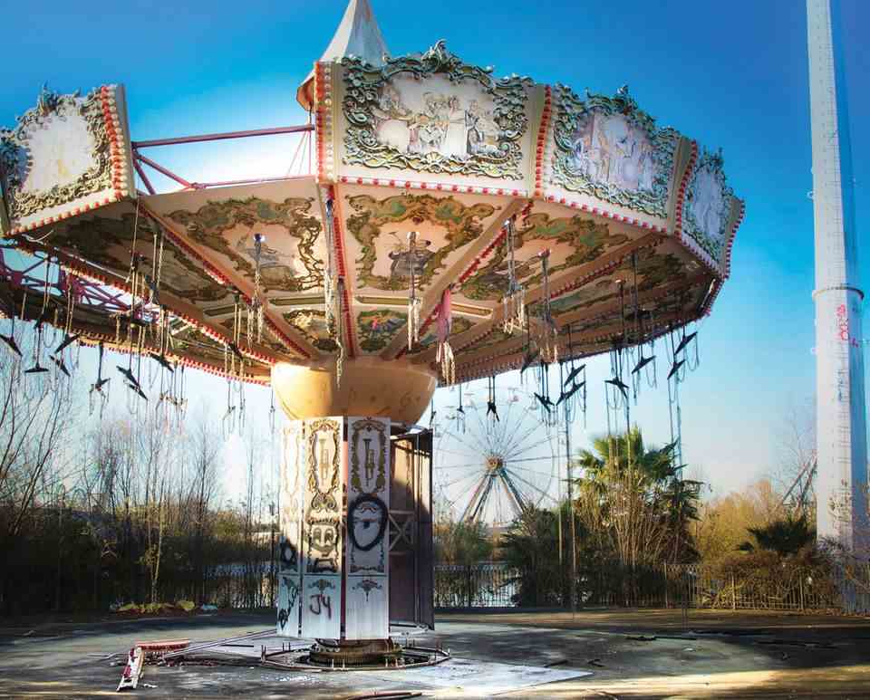 Six Flags Amusement Park In August 2005 the hurricane hit "Katrina" destroyed the amusement park in the US state of Louisiana, which had only opened a few years earlier.  Ten years later, Seph Lawless photographed this carousel.