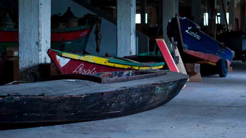Image 1 of 9 of the photo series to click: Boat Museum in Forte Marghera The association Il Caicio has collected unique boats from the lagoon over the years and keeps them in a warehouse.  But in 2017 the project was abandoned, the collectibles are gathering dust, "a completely uncurated exhibition" writes the photographer.