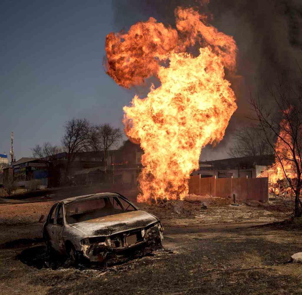dpatopbilder - 25.03.2022, Ukraine, Charkiw: Flammen und Rauch steigen nach einem russischen Angriff in Charkiw auf. Foto: Felipe Dana/AP/dpa +++ dpa-Bildfunk +++