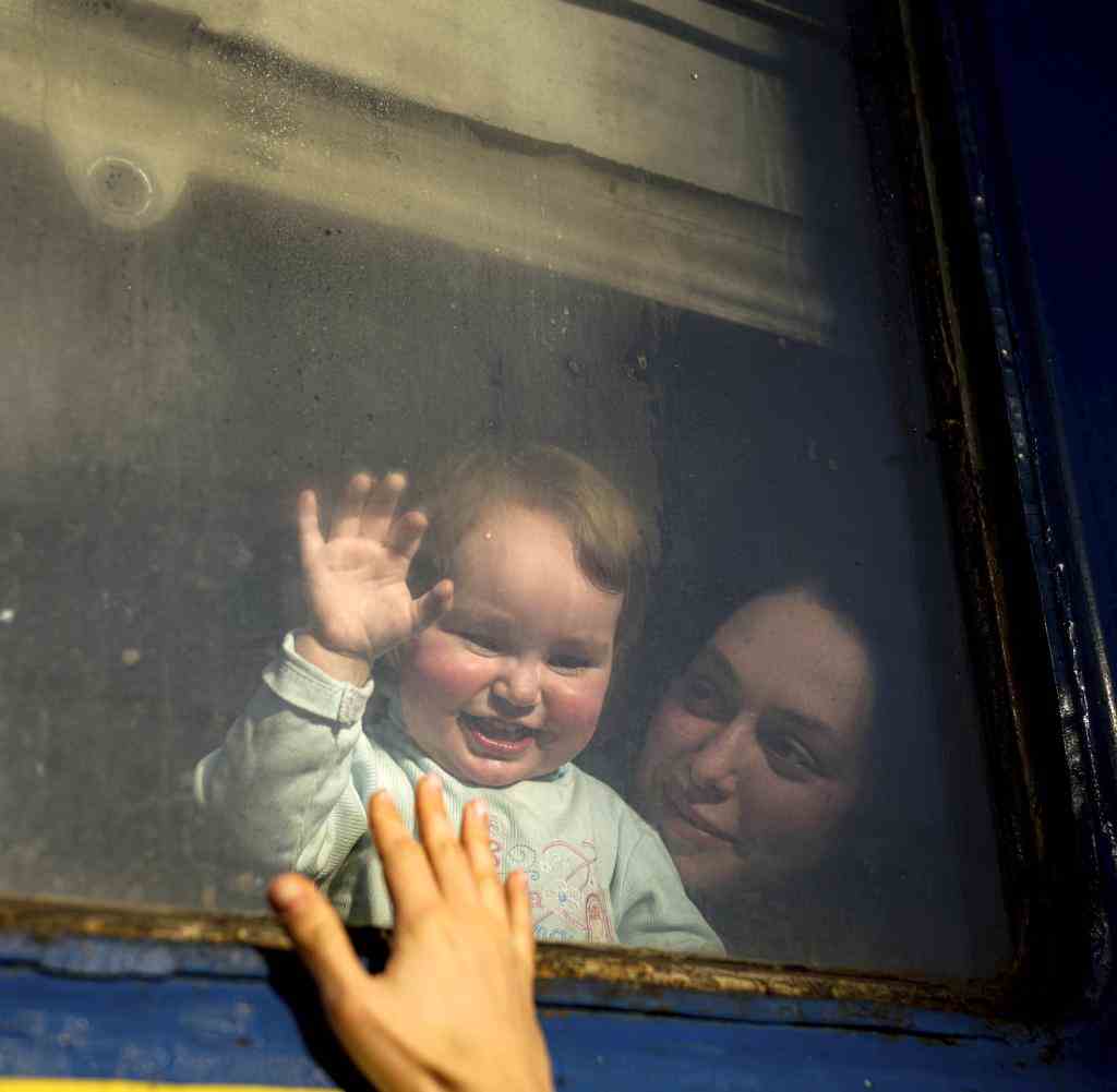 Eine Frau und ein Kind aus Mariupol im Zug nach Lemberg
