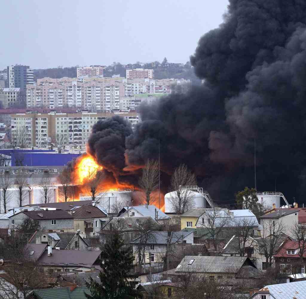Schwarzer Rauch steigt nach russischen Raketeneinschlägen aus einem Treibstofflager der westukrainischen Großstadt Lwiw auf