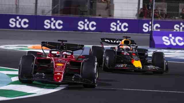Formula 1 in Saudi Arabia: Charles Leclerc was in front in Jeddah in the red Ferrari for a long time - but Max Verstappen finally got past.
