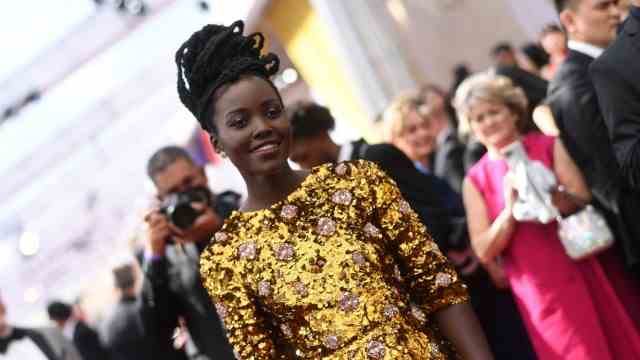 Fashion at the Oscars: Gold like an Oscar: Lupita Nyong'o.
