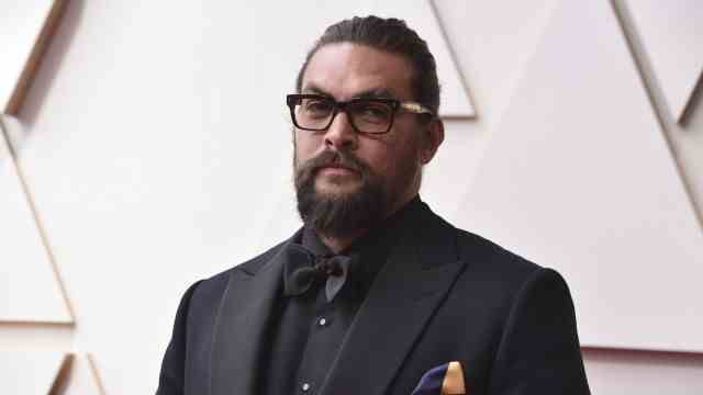 Fashion at the Oscars: Came as one of the few with a blue and yellow handkerchief: Jason Momoa.