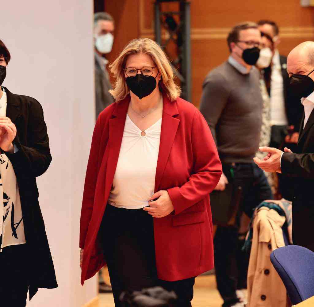 Applaus für die Wahlsiegerin von Saskia Esken (links): Anke Rehlinger wurde von der SPD gefeiert